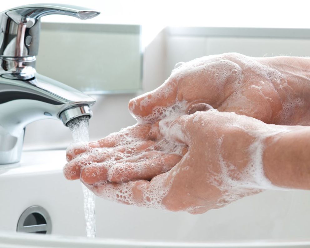 Risultato immagini per mani lavare